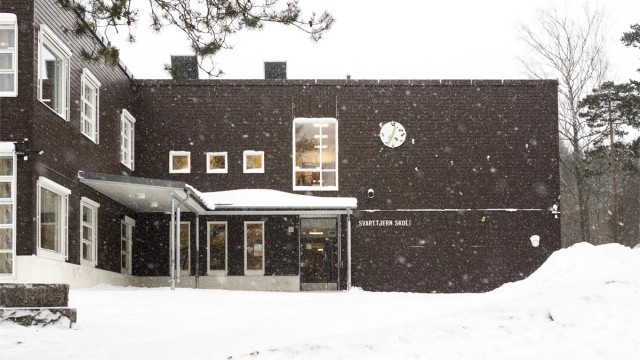 Fra eiendommen er det gangavstand til Svarttjern og Tiurleiken barneskole, og for elever i ungdomstrinnene er det kort vei til Bjøråsen ungdomsskole. Det finnes flere videregående skoler i nærliggende områder, samt et godt utvalg av barnehager