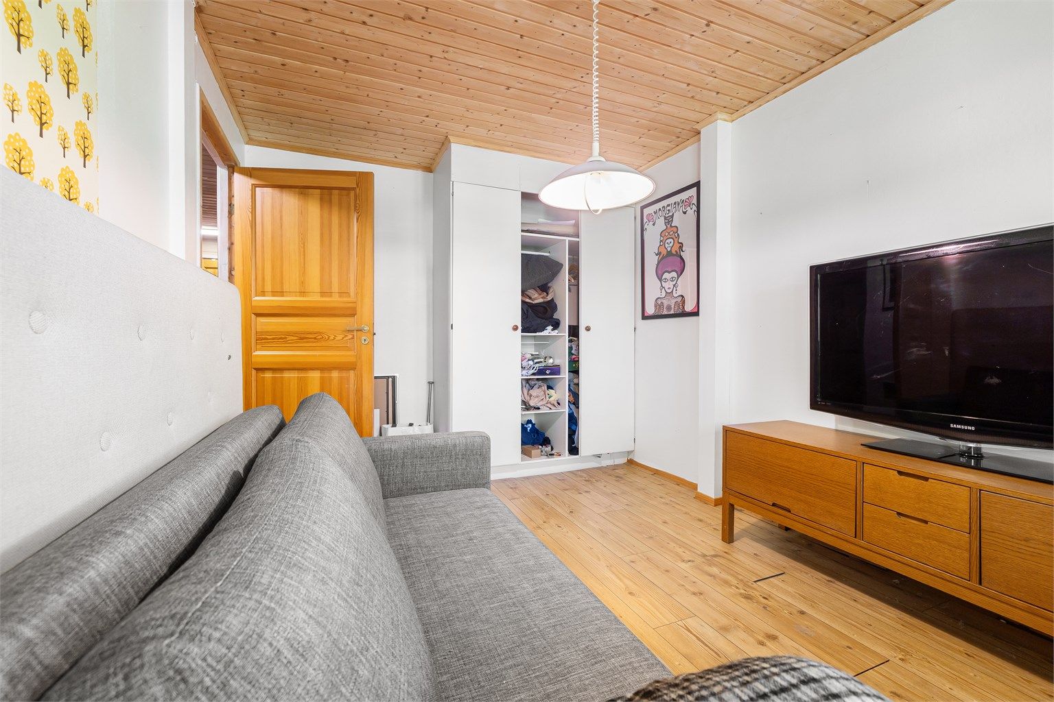 Rommet er utstyrt med garderobeskap og har panel i himlingen.