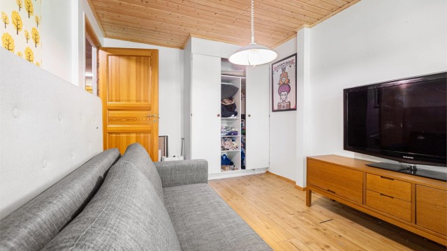 Rommet er utstyrt med garderobeskap og har panel i himlingen.