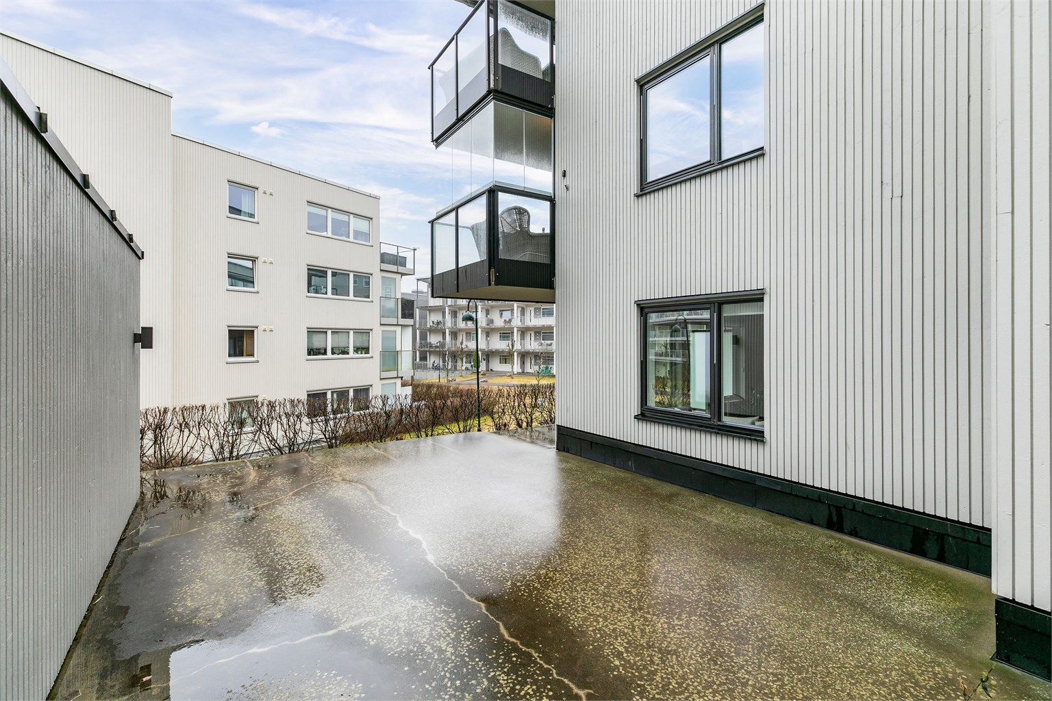 Sommerstid fylles den store terrassen av sol midt på dagen. Lengst syd er solen også utover ettermiddagen.
Fotograf; Børge Oppegård.