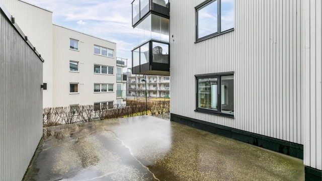 Sommerstid fylles den store terrassen av sol midt på dagen. Lengst syd er solen også utover ettermiddagen.
Fotograf; Børge Oppegård.
