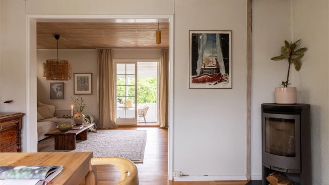 I spisestuen sørger en peisovn med glassdør for ekstra varme og koselig atmosfære.