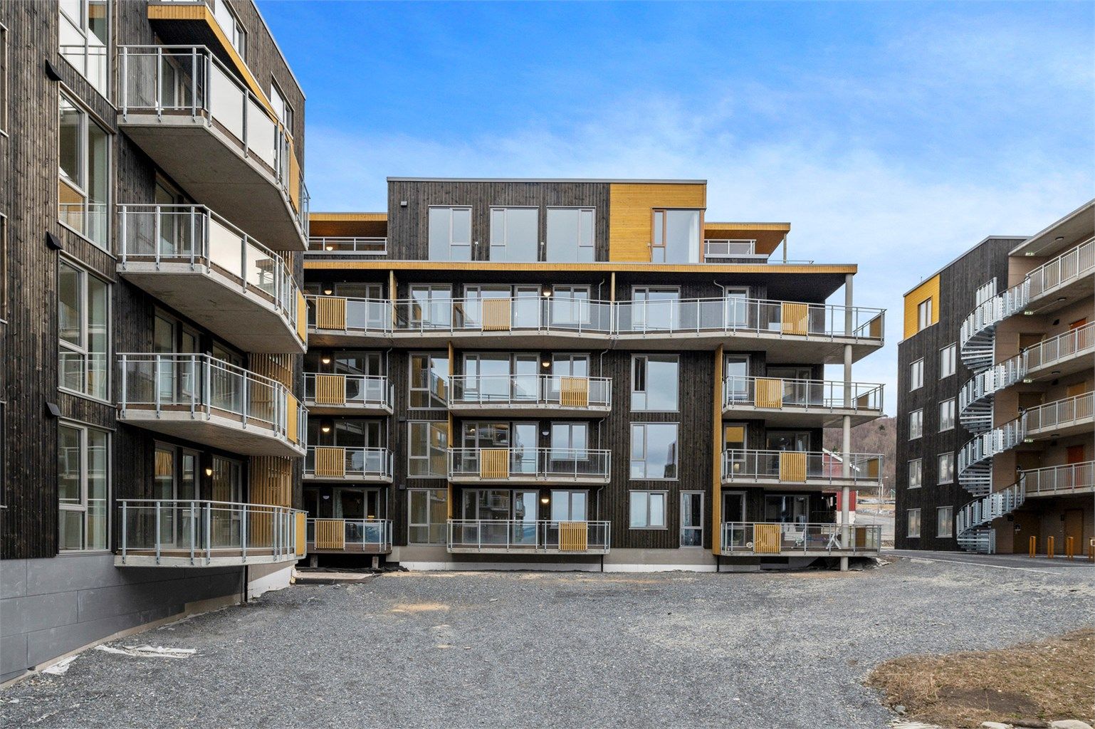 Leiligheten har en sentral beliggenhet med korte avstander til dagligvarebutikk, post, legekontor, bank, skole, togstasjon, bussforbindelser og ulike idrettsanlegg.