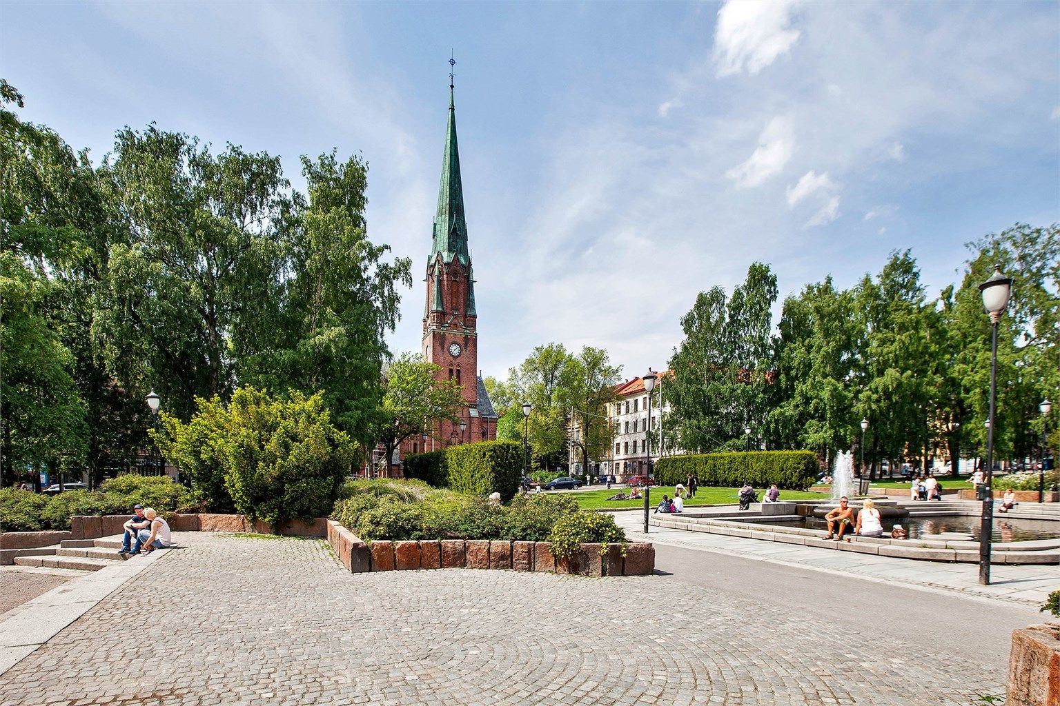 Det er flere flotte parker på Grünerløkka, som Birkelunden like ved. Her arrangeres det søndagsmarked hver søndag. 