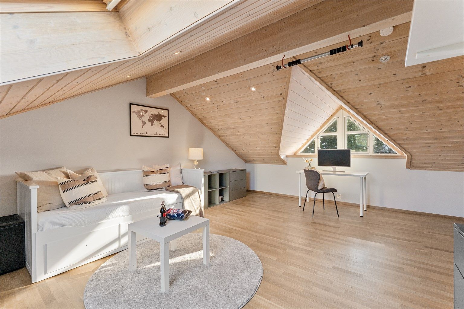 Loftsetasjen gir ekstra plass i form av en lys loftstue (ikke omsøkt/bruksendret)