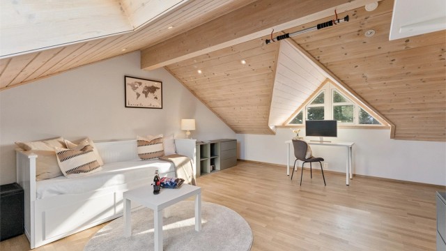 Loftsetasjen gir ekstra plass i form av en lys loftstue (ikke omsøkt/bruksendret)