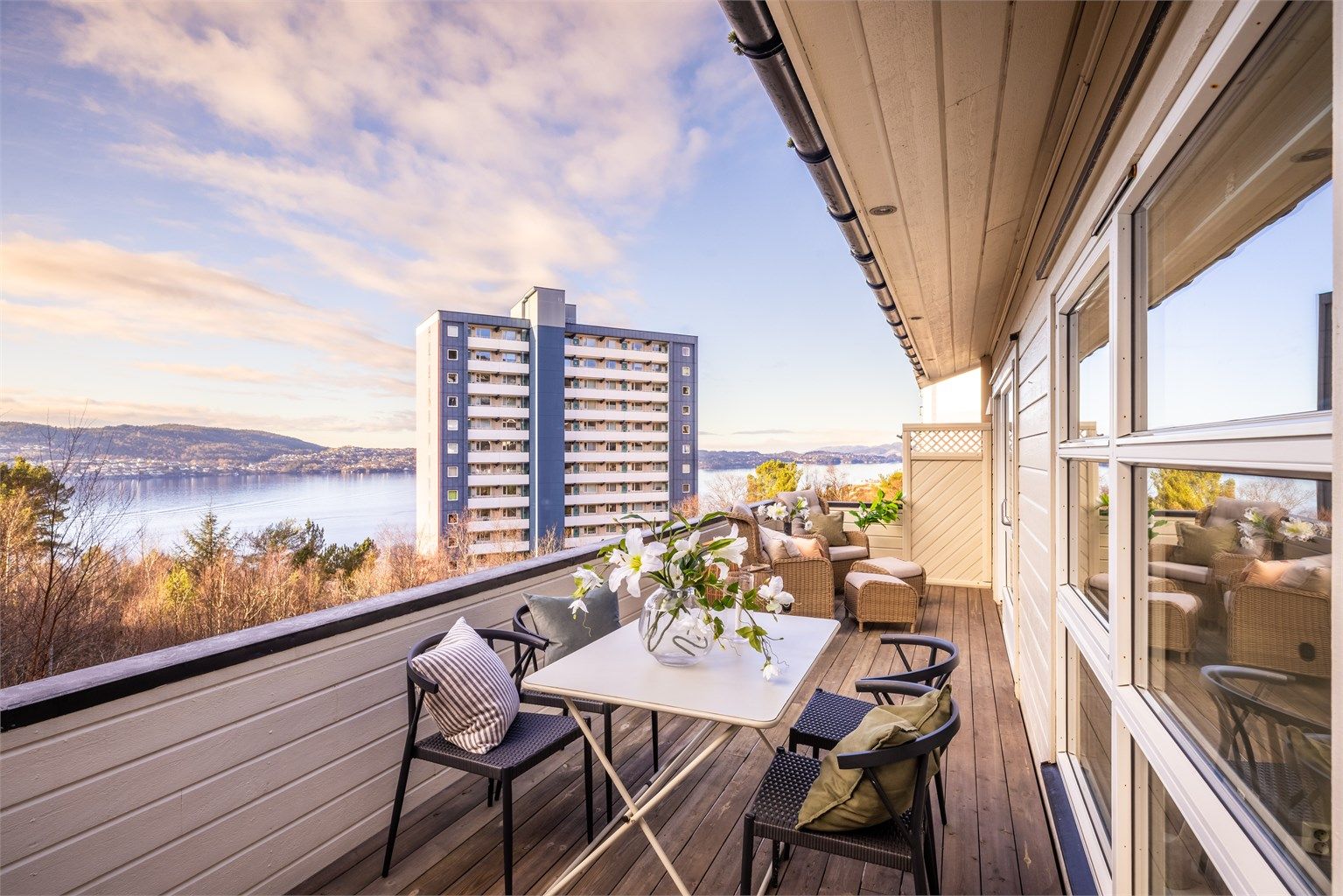 - Altanen er på hele 19,5 kvm og er vendt mot sørvest -