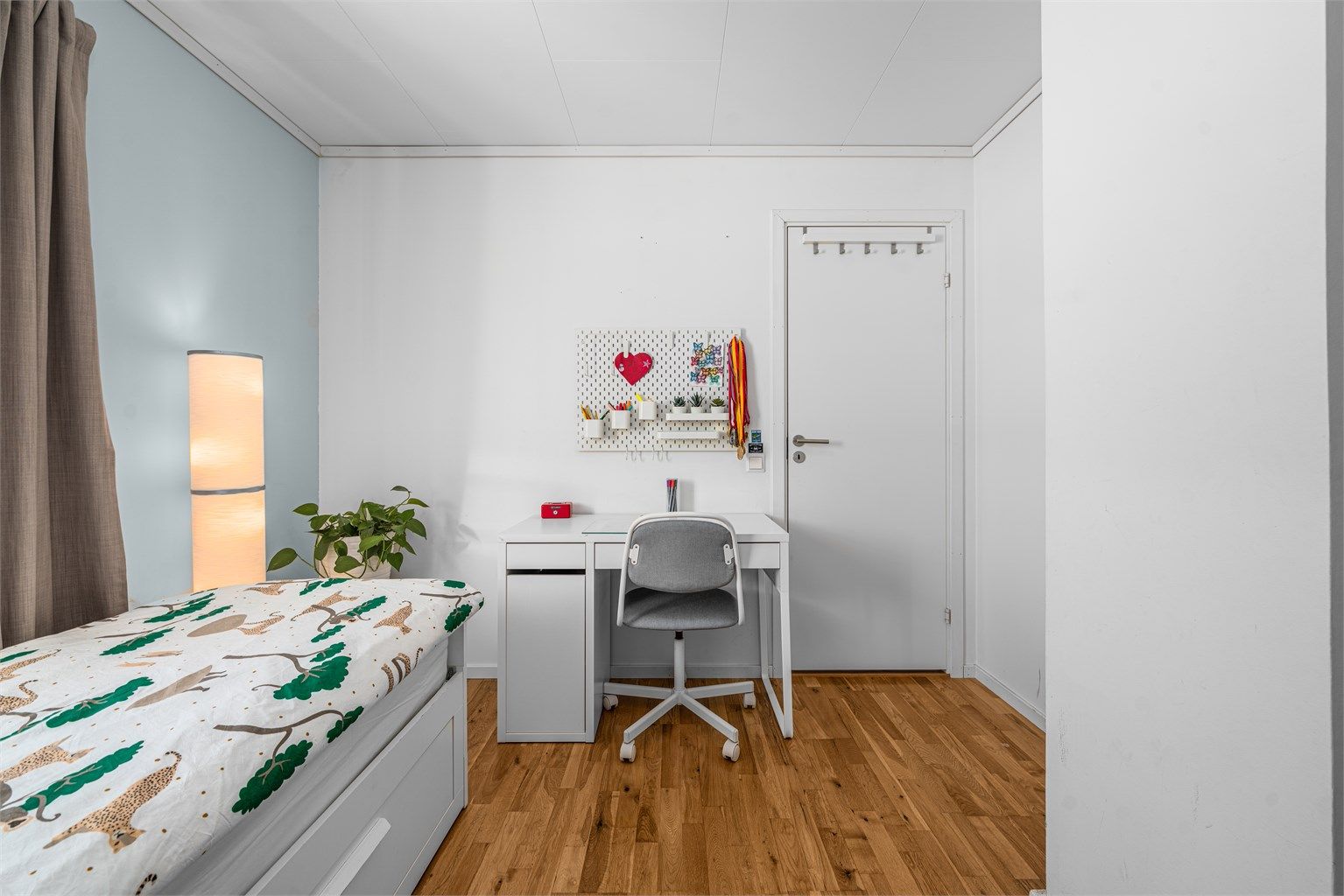 Perfekt som både barnerom, gjesterom eller kontor - alt etter ønske og behov. 