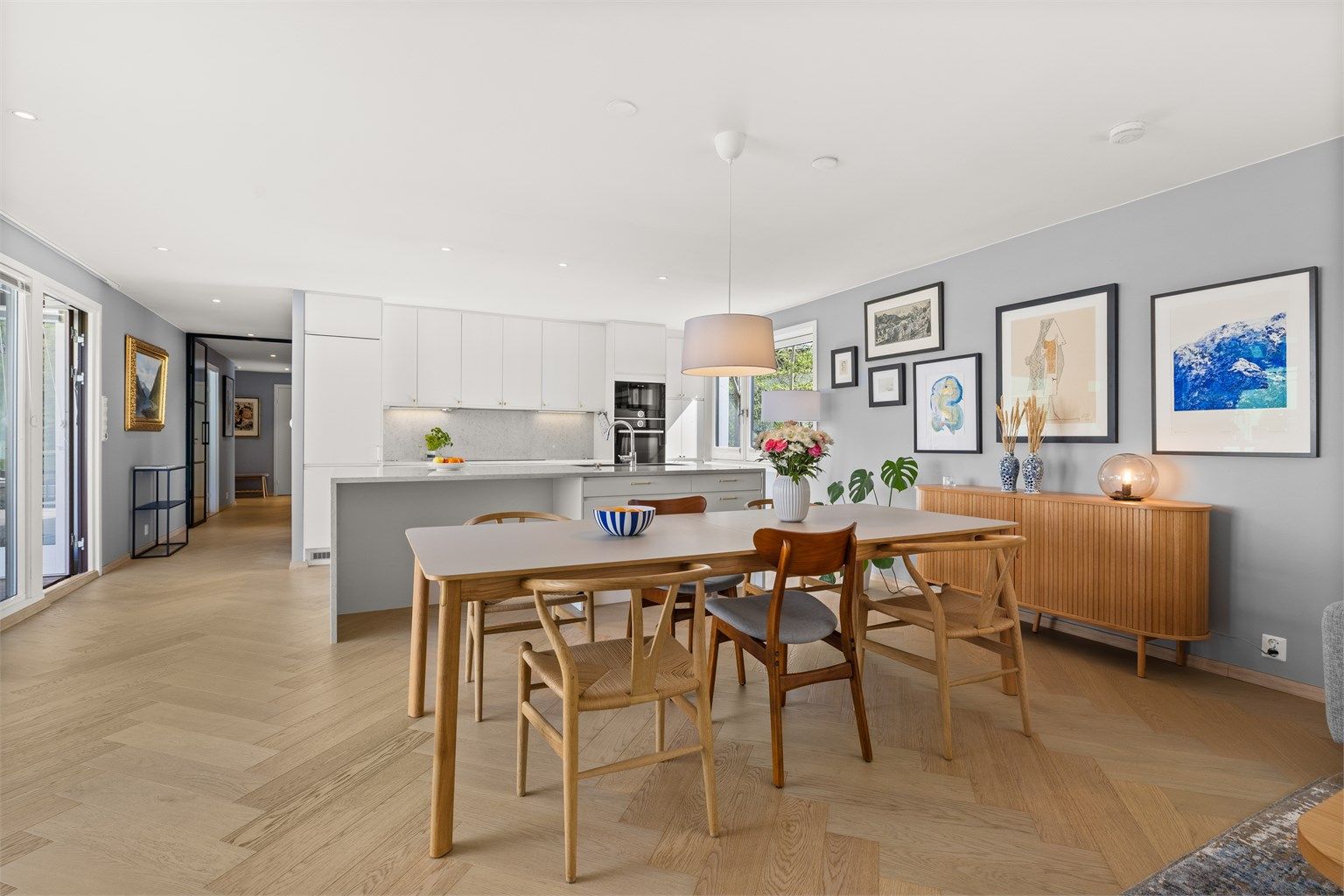 Meget pen terrasseleilighet på hele 163 kvm på ett plan med en romslig og innholdsrik planløsning