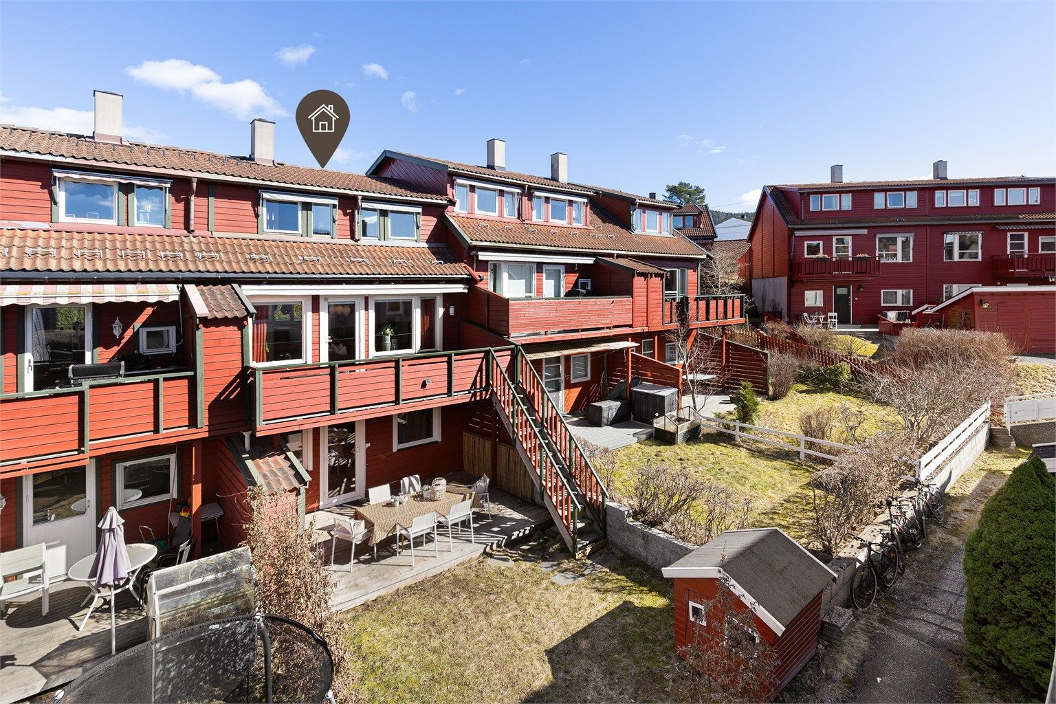 Velkommen til Solligrenda 22, en innholdsrik og praktisk familiebolig med sentral og meget barnevennlig beliggenhet