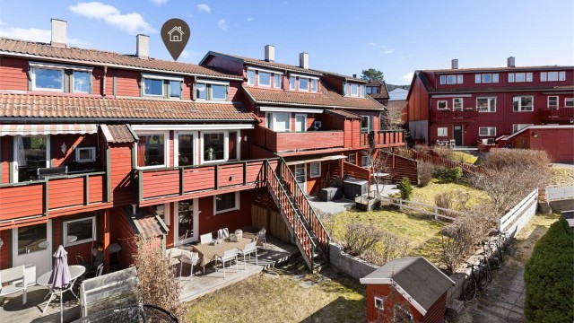 Velkommen til Solligrenda 22, en innholdsrik og praktisk familiebolig med sentral og meget barnevennlig beliggenhet