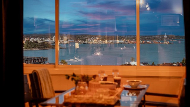 I utestuen sitter du skjermet fra vær og vind og kan ta inn denne flotte utsikten