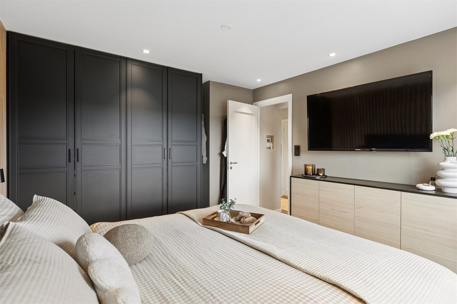 God plass til garderobeskap og oppbevaring.
