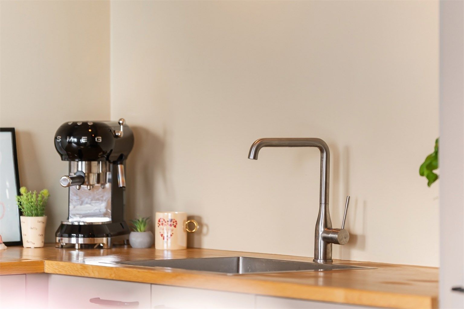 Stilren armatur og nedfelt oppvaskkum i heltre benkeplate.