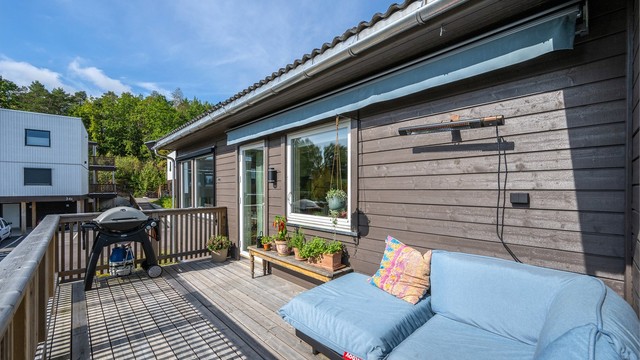 Med direkte utgang fra kjøkken og stue blir balkongen en naturlig del av oppholdsrommet.