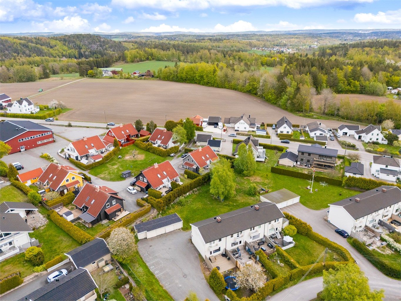 Nærhet til åpne jorder og landlige omgivelser.