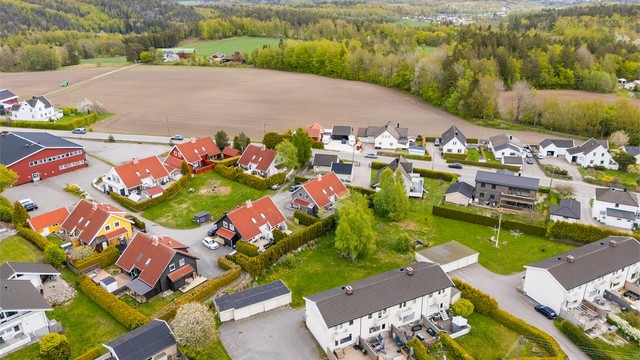 Nærhet til åpne jorder og landlige omgivelser.
