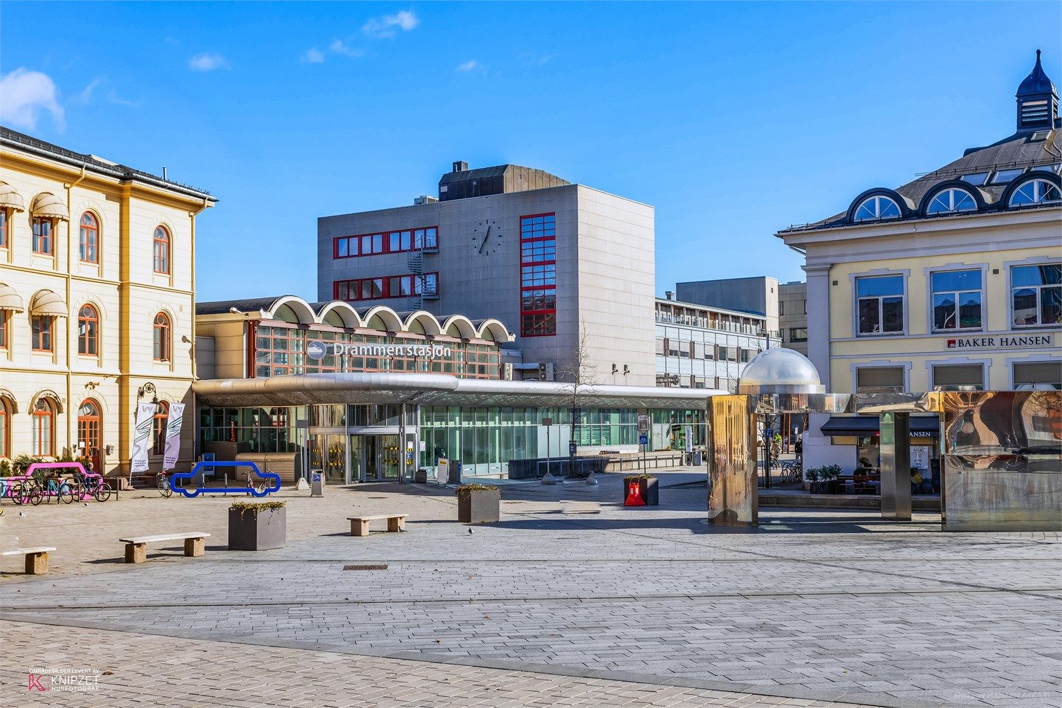 Ca. 5 minutters gange til Drammen togstasjon med svært gode forbindelser mot Oslo-området og Kongsberg.