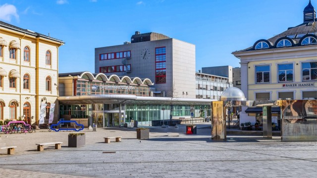 Ca. 5 minutters gange til Drammen togstasjon med svært gode forbindelser mot Oslo-området og Kongsberg.