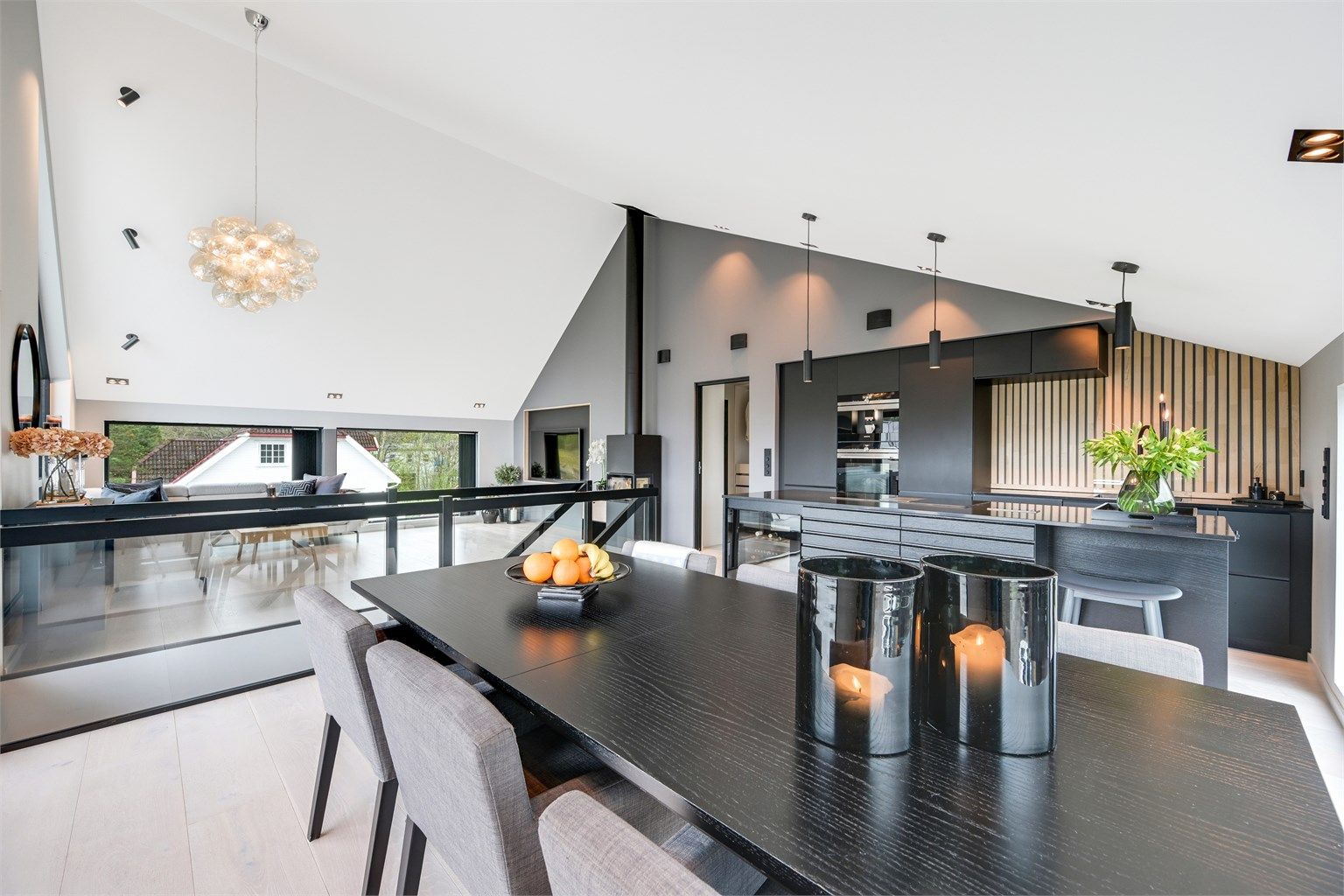 Praktfullt allrom med fine detaljer