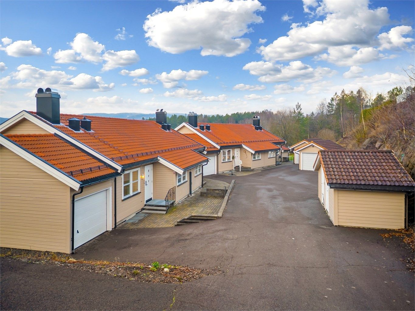 Leiligheten disponerer garasje på 17 kvm som ligger vegg i vegg med leiligheten. Steinlagt uteplass med plass for hagemøbler og grill. 