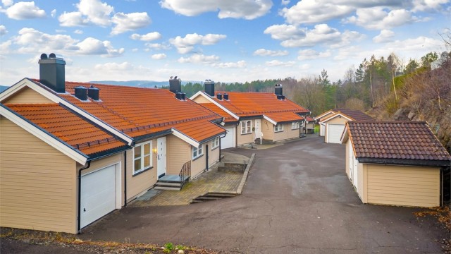 Leiligheten disponerer garasje på 17 kvm som ligger vegg i vegg med leiligheten. Steinlagt uteplass med plass for hagemøbler og grill.