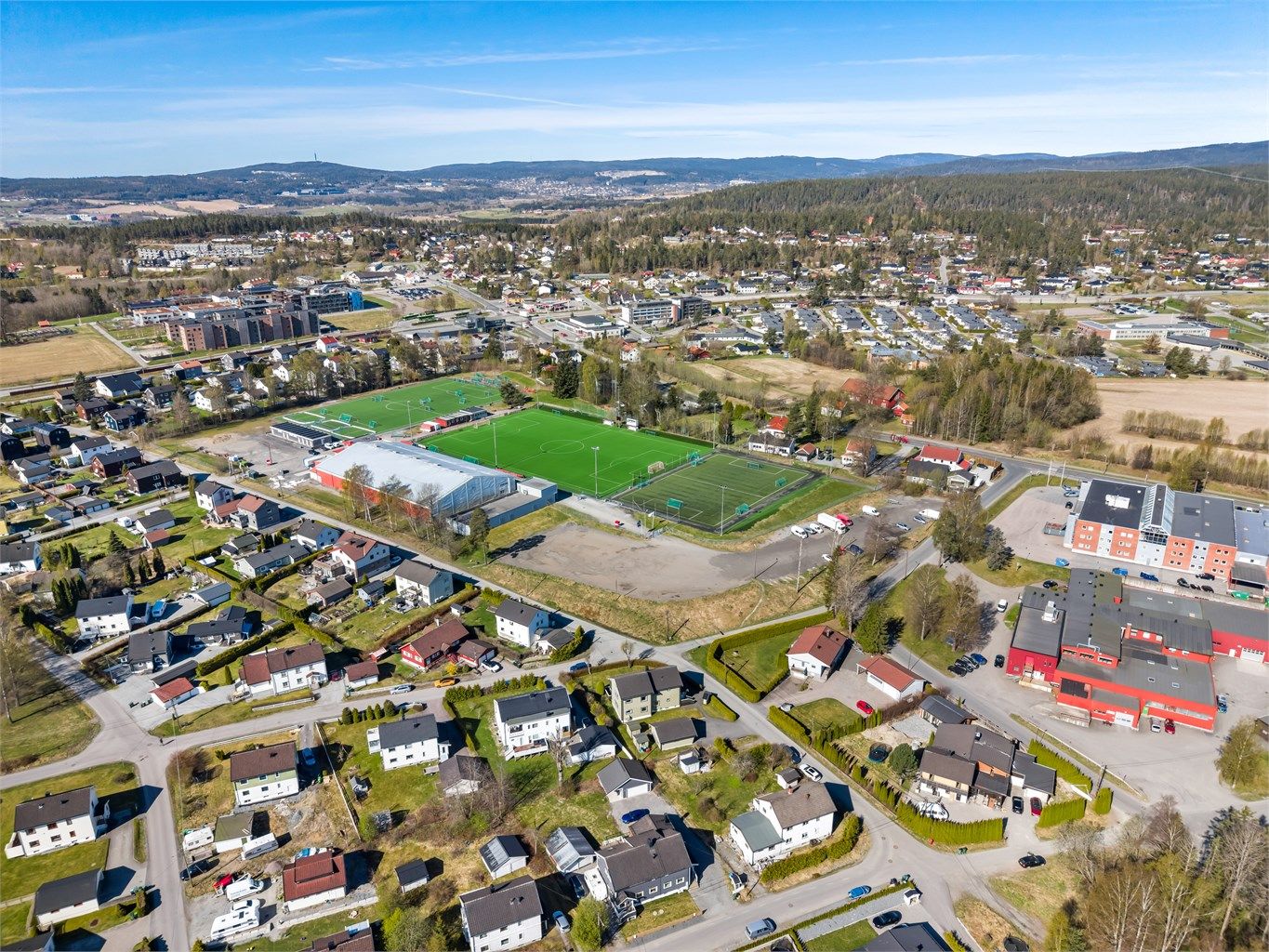 Beliggenheten er sentral og barnevennlig, med kort gangavstand til skoler, barnehager og idrettsanlegg som Skedsmo stadion.