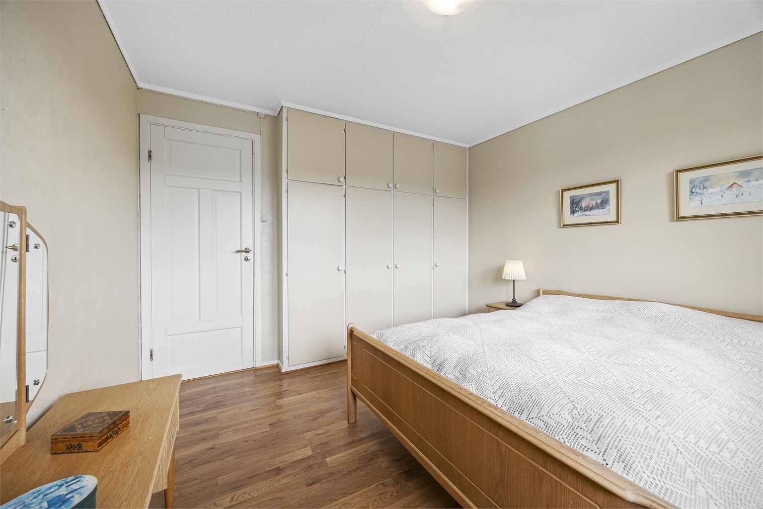 Hovedsoverommet har plassbygd garderobeskap som gir rikelig med oppbevaringsplass.