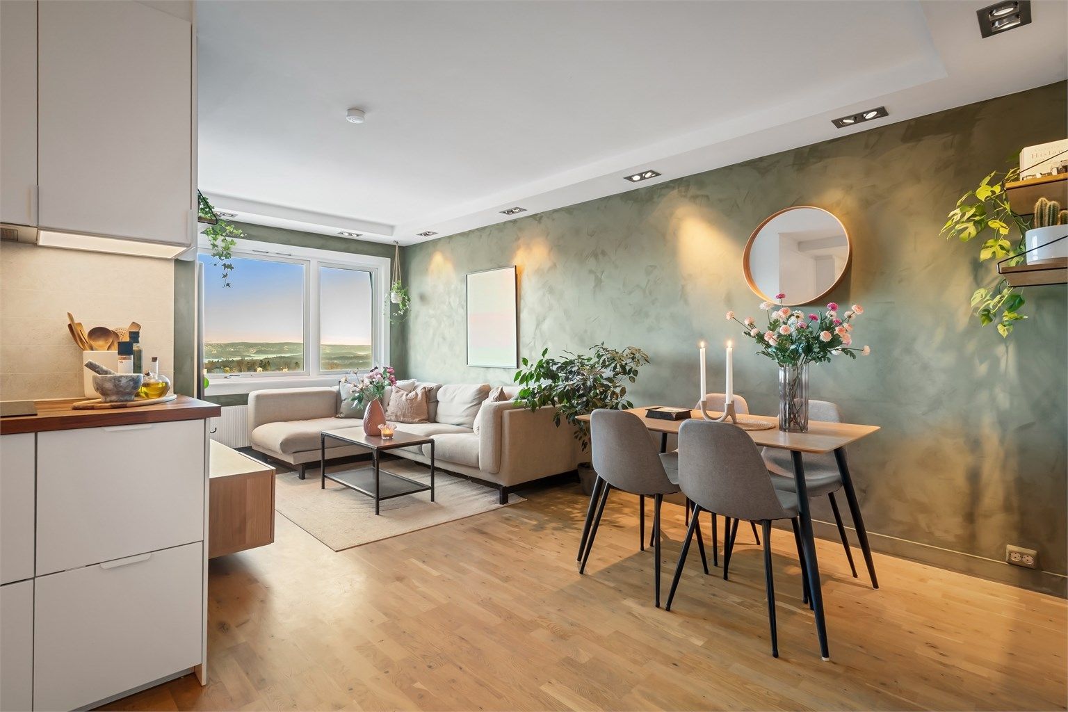 Stuen og kjøkkenet har en dels åpen løsning og sammen utgjør de et lyst og smakfullt rom med gode møbleringsmuligheter