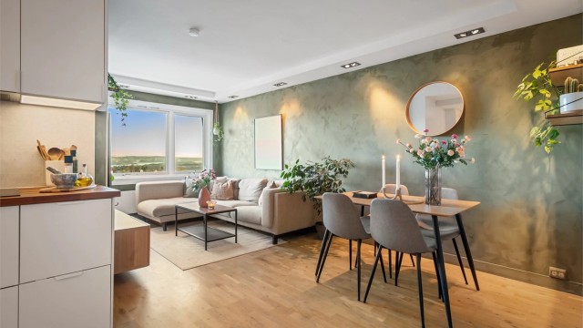 Stuen og kjøkkenet har en dels åpen løsning og sammen utgjør de et lyst og smakfullt rom med gode møbleringsmuligheter