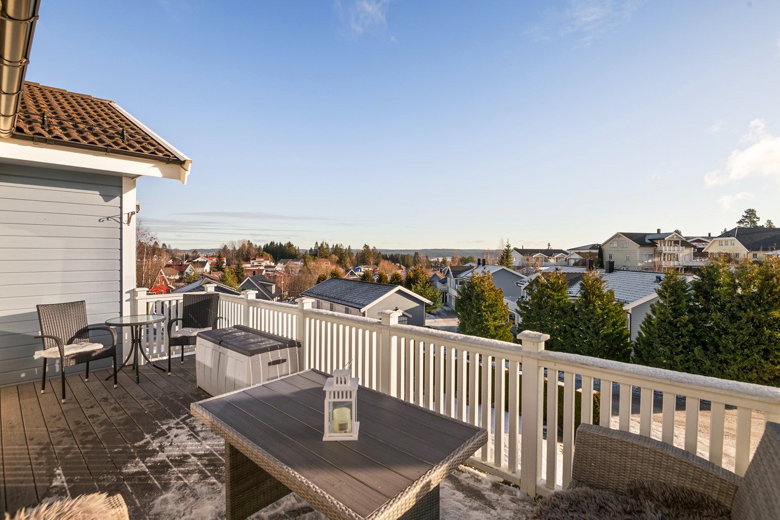 Eiendomsmegler Krogsveen v/ Marius Løkken ønsker deg velkommen til Fiolveien 52C, en lys og hyggelig 3-roms leilighet beliggende i et rolig og barnevennlig område.