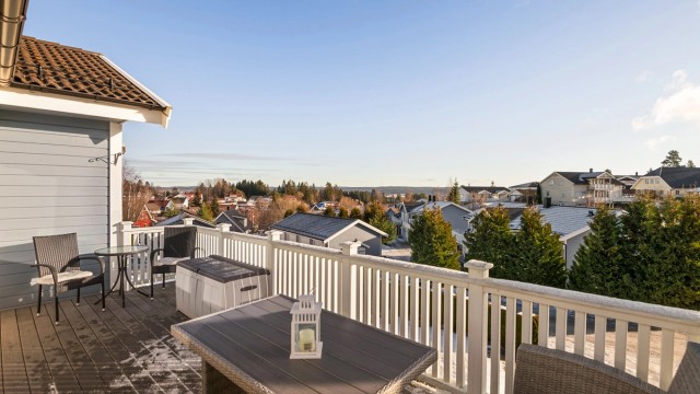 Eiendomsmegler Krogsveen v/ Marius Løkken ønsker deg velkommen til Fiolveien 52C, en lys og hyggelig 3-roms leilighet beliggende i et rolig og barnevennlig område.