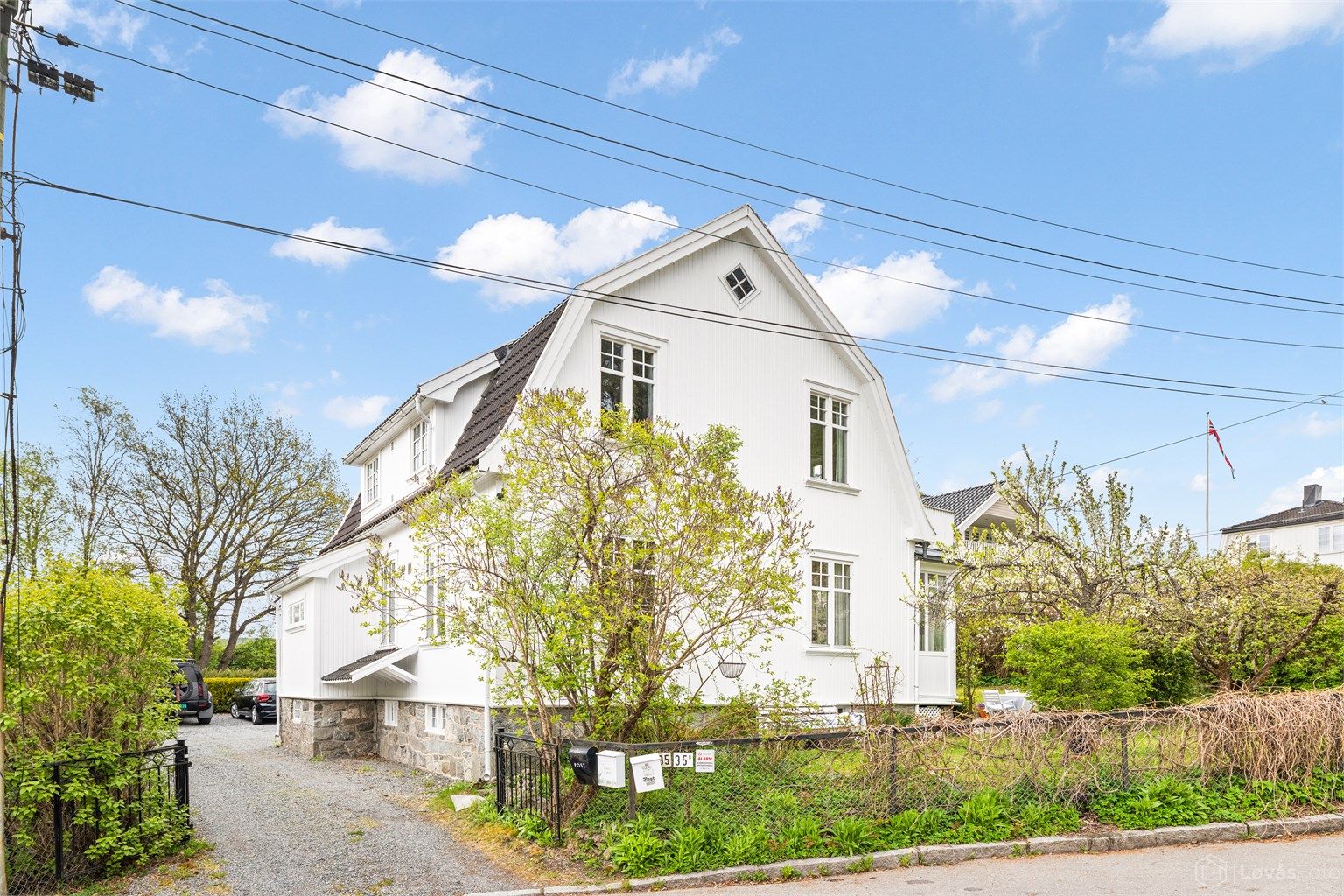 Her bor du innerst i en blindvei, i et særdeles barnevennlig og trafikkskjermet villaområde på Nordstrand, med kort vei til alle fasiliteter.