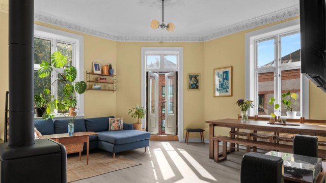 Velkommen til Schweigaards gate 88B! En sjarmerende og lys hjørneleilighet, beliggende i en klassisk bygård med kort vei til alt du trenger.