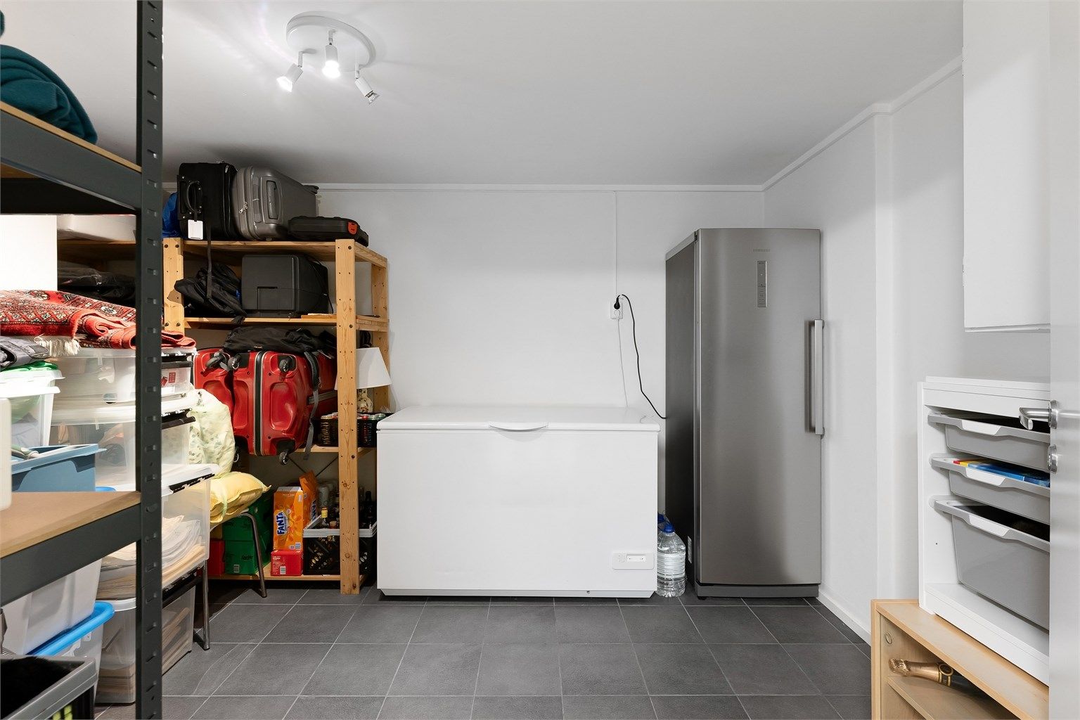 God plass til hyller og ekstra frysere.