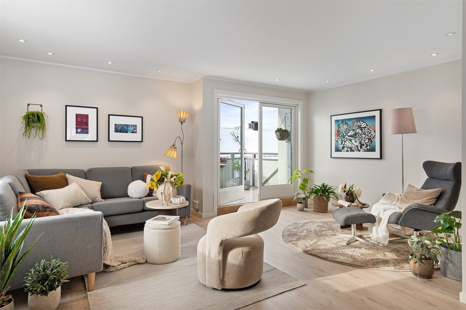 - Stor og lys stue med slette overflater og et flott 1-stavs laminat gjennomgående i leiligheten -