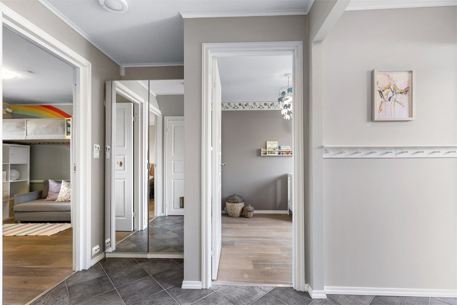 Gangen i første etasje gir adkomst til alle tre soverommene og badet.