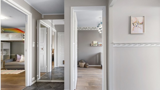 Gangen i første etasje gir adkomst til alle tre soverommene og badet.
