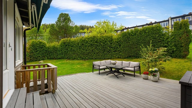 Terrassen er på ca. 34 kvm, og har videre adkomst til hagen