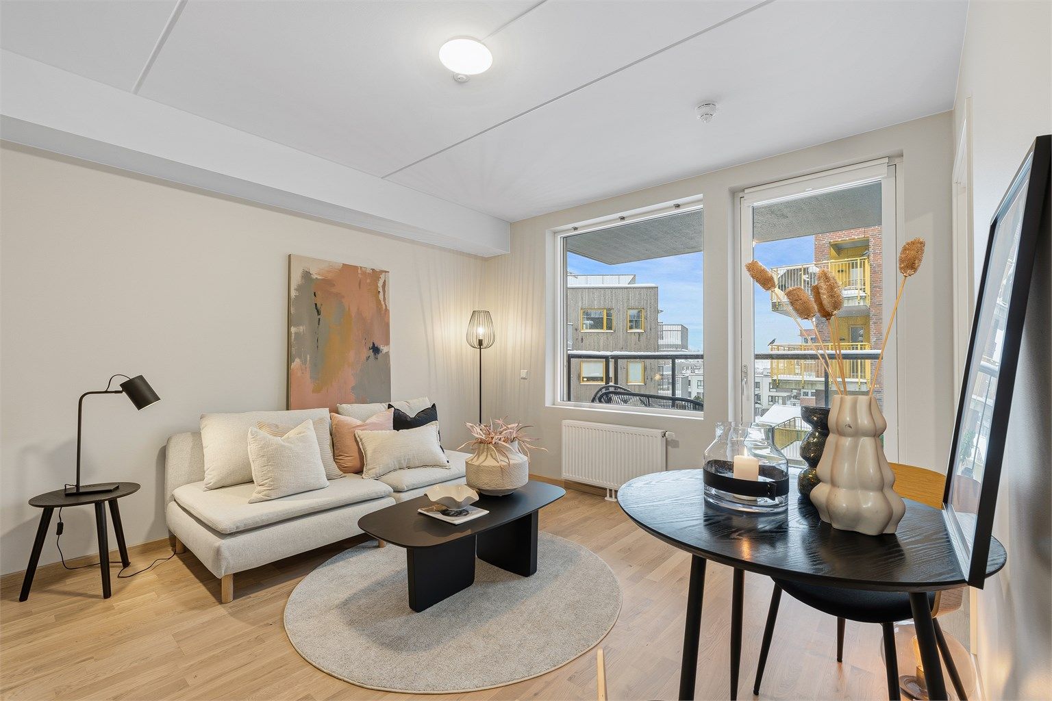 Store vindusflater gir rikelig med naturlig lys og en luftig atmosfære.