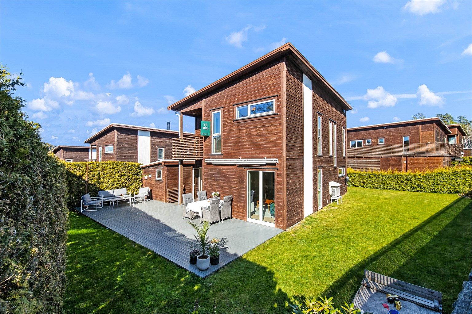 Vi ønsker alle interessenter velkommen til en stilfull og praktisk innredet enebolig som er bygget i 2013 med en gjennomgående fin standard