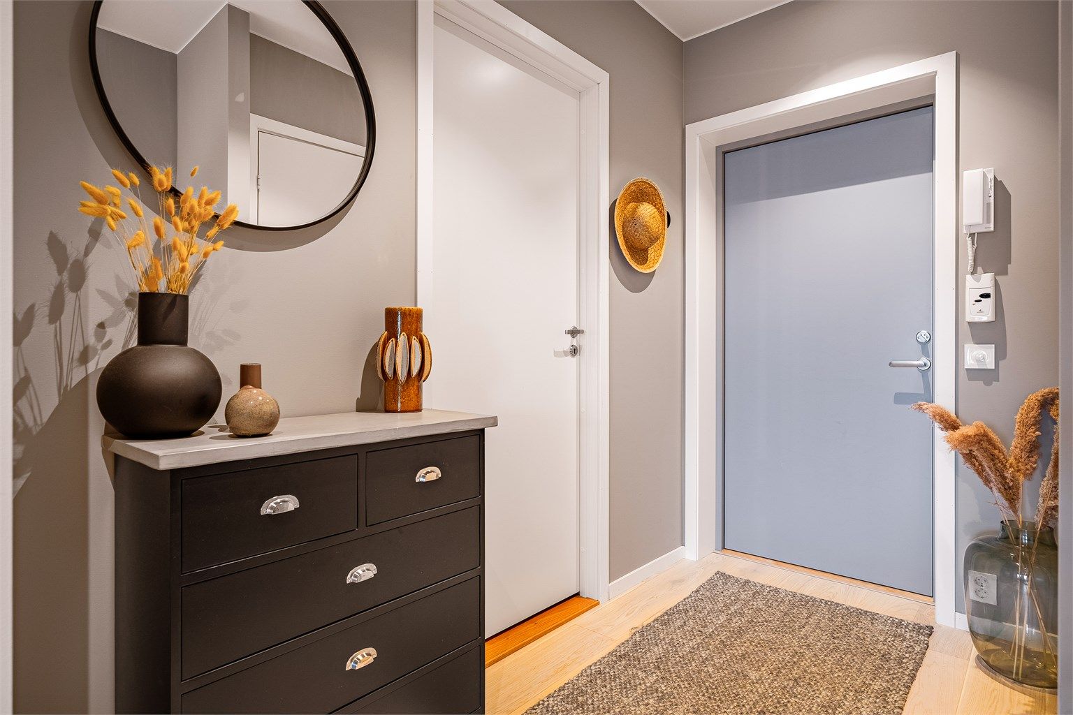 - Lys og fin entré med dørtelefon -