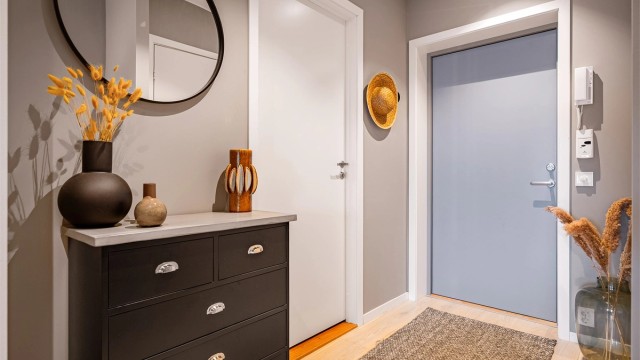 - Lys og fin entré med dørtelefon -