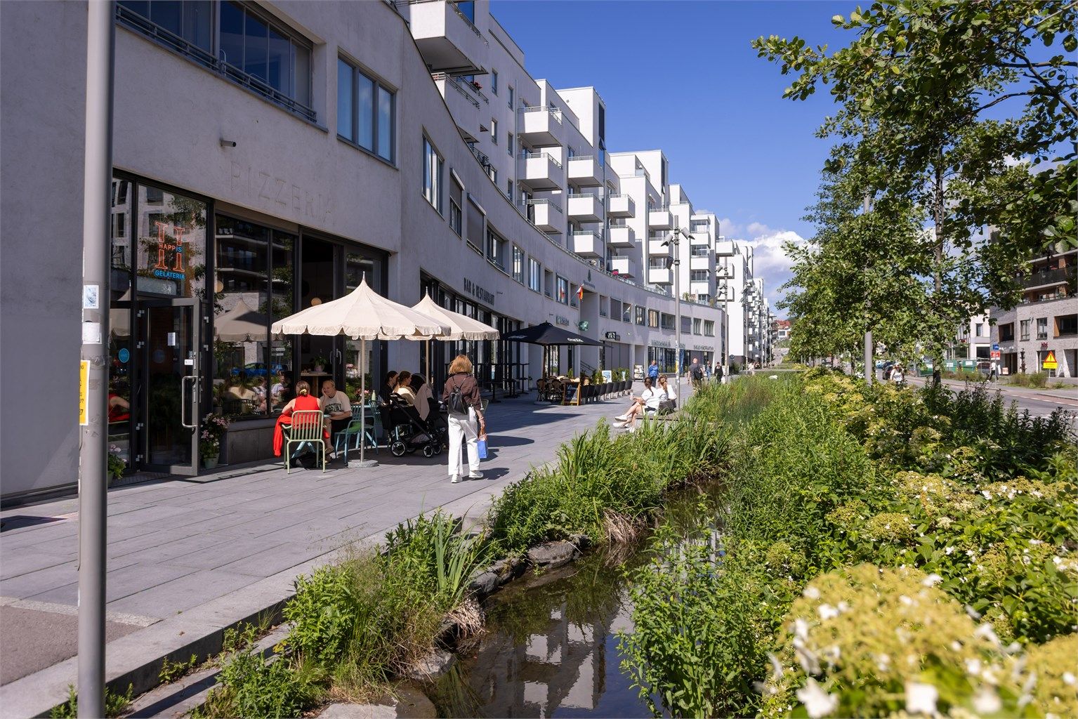 I nærområdet finner du idylliske tur- og sykkelveier langs Hovinbekken, som strekker seg mot sentrum.