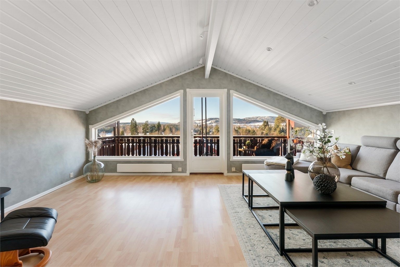 Store vindusflater og panel i himling med downlights montert i 2019.