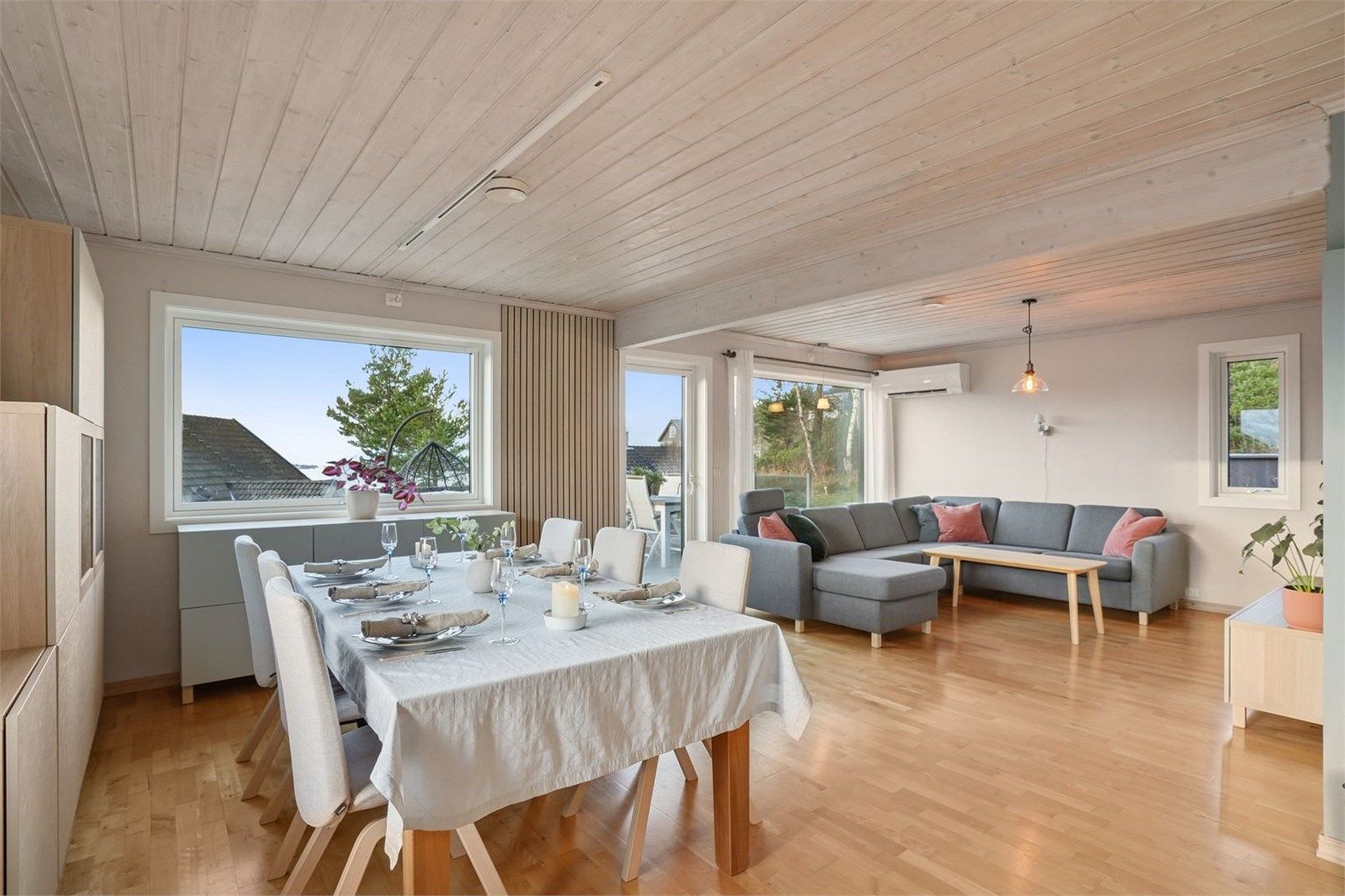 Fin og åpen stue med store vindusflater og utgang til vestvendt terrasse. Det er god plass til både sofagruppe og spisestue.