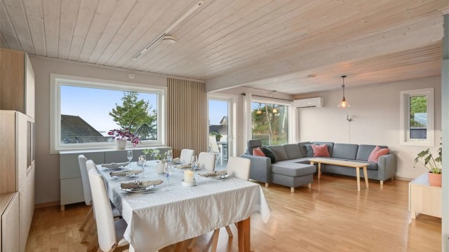 Fin og åpen stue med store vindusflater og utgang til vestvendt terrasse. Det er god plass til både sofagruppe og spisestue.