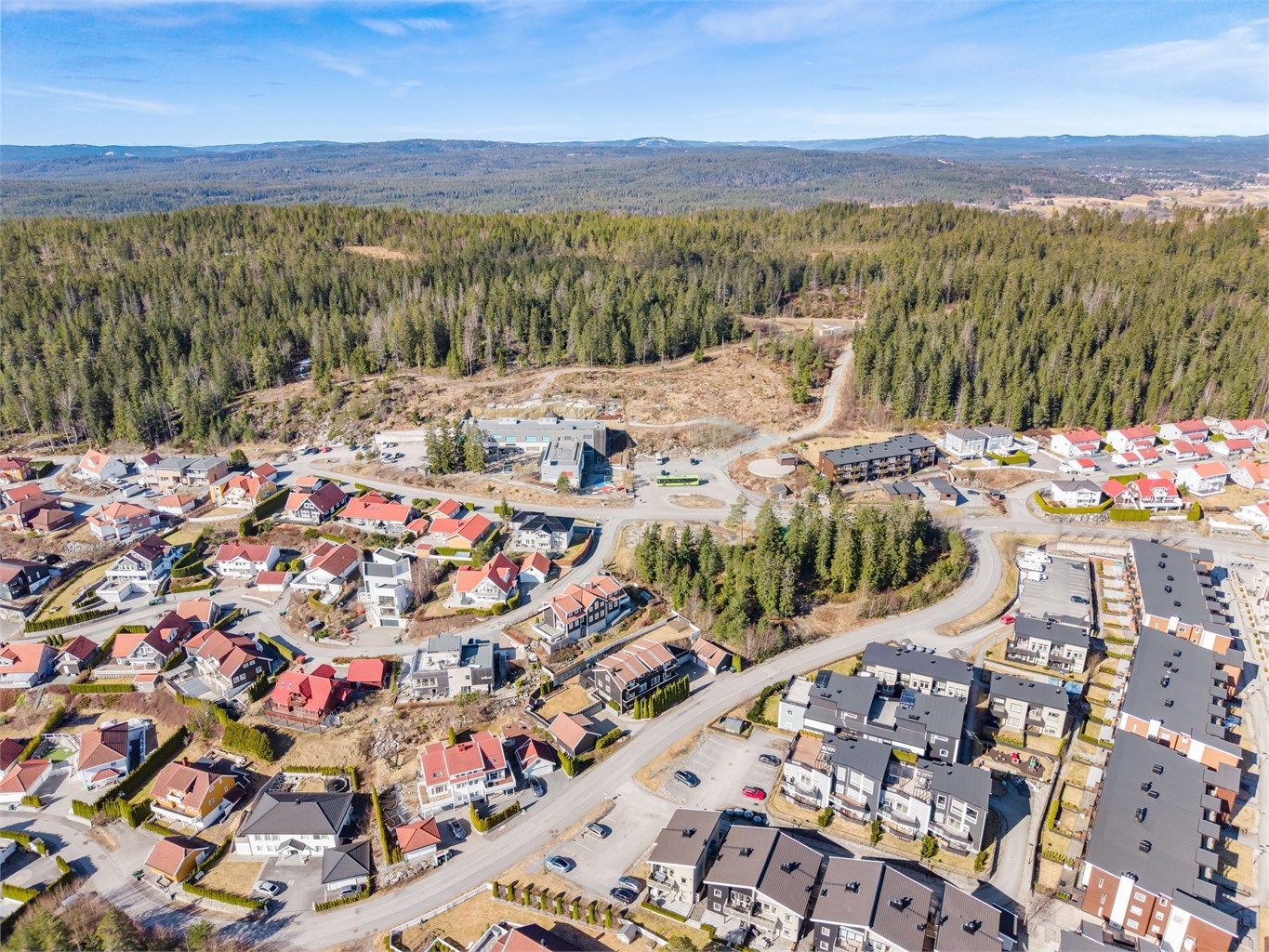 Med umiddelbar nærhet til marka er dette et ideelt utgangspunkt for tur- og friluftsliv, sommer som vinter.