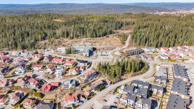 Med umiddelbar nærhet til marka er dette et ideelt utgangspunkt for tur- og friluftsliv, sommer som vinter.