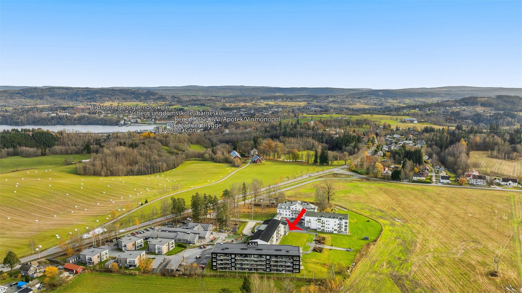Det er bussholdeplass langs hovedveien, og videre kort avstand til sentrum med alt du trenger i hverdagen